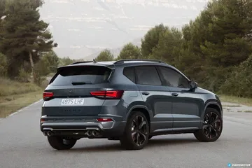 Vista dinámica de la trasera y perfil del CUPRA Ateca en carretera.