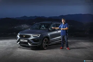 Vista nocturna de CUPRA Ateca en un ambiente urbano, destacando su diseño frontal y lateral.