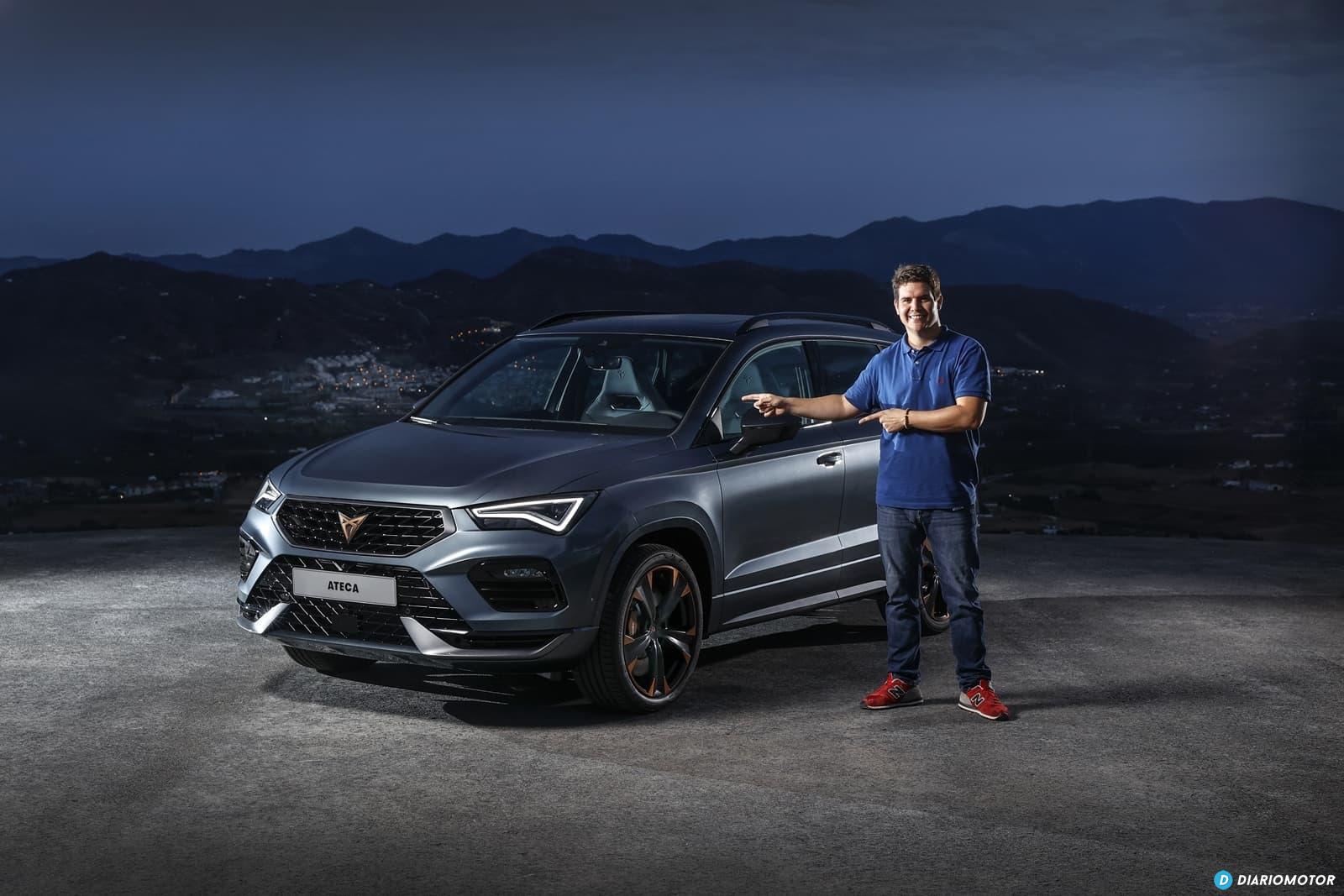 Vista nocturna de CUPRA Ateca en un ambiente urbano, destacando su diseño frontal y lateral.