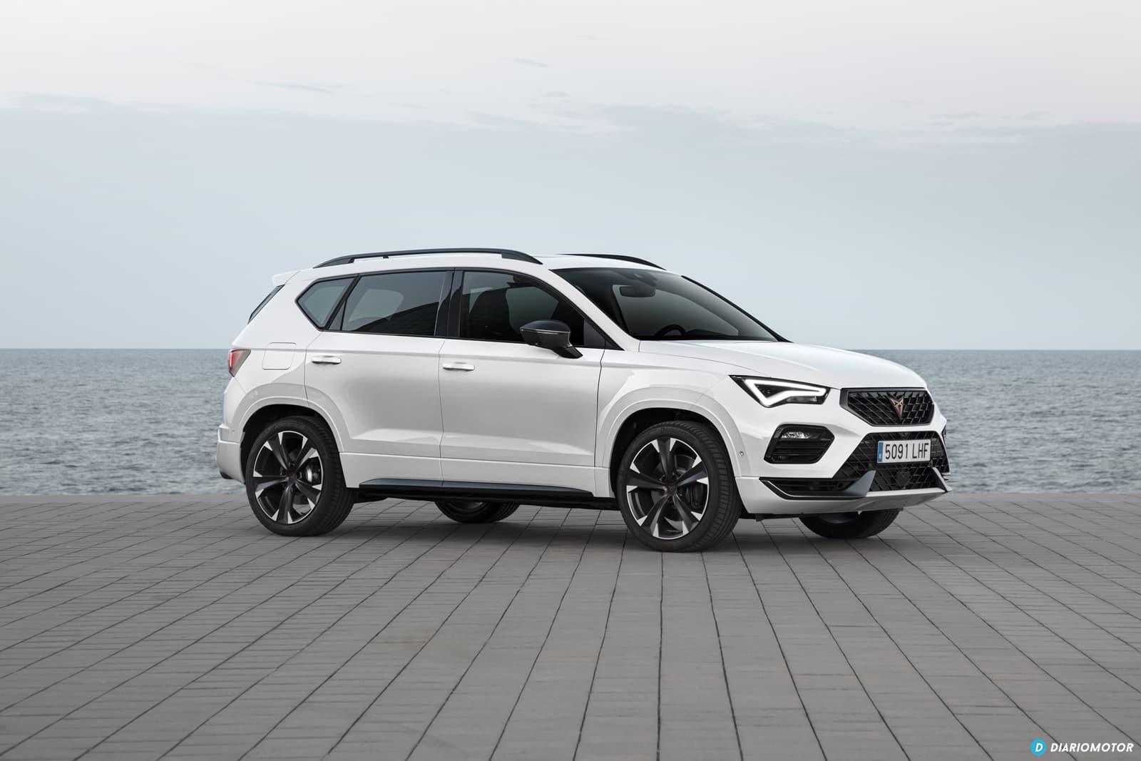 Vista lateral del CUPRA Ateca resaltando su diseño deportivo.