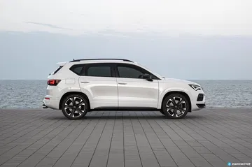 Vista lateral del CUPRA Ateca mostrando su diseño dinámico.