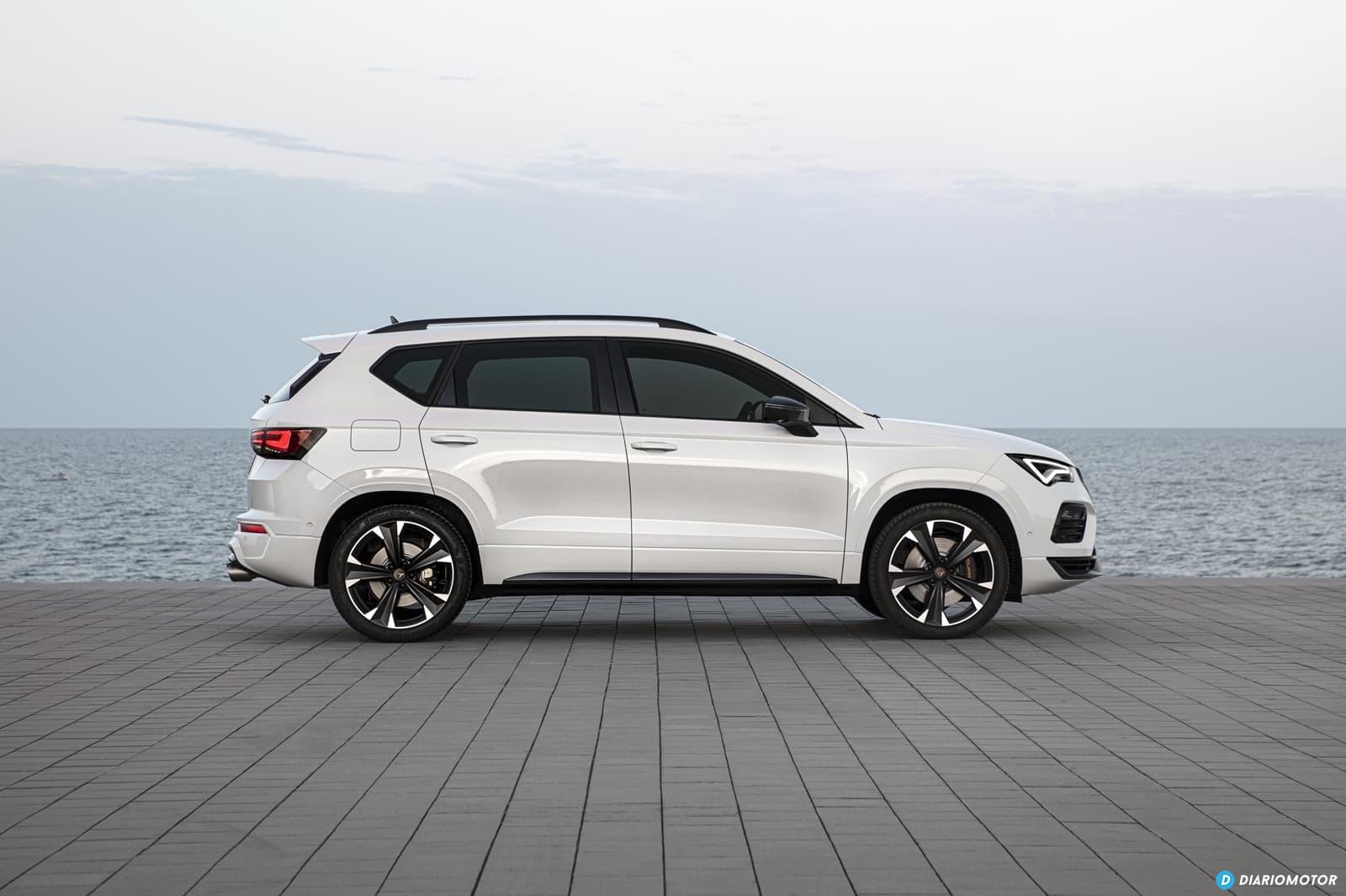 Vista lateral del CUPRA Ateca mostrando su diseño dinámico.
