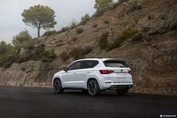 Vista lateral y trasera del CUPRA Ateca, destacando su diseño deportivo.