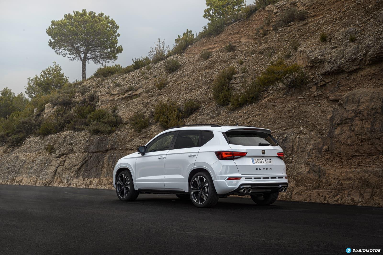 Vista lateral y trasera del CUPRA Ateca, destacando su diseño deportivo.