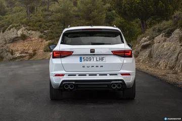 Vista trasera del CUPRA Ateca destacando su diseño deportivo y doble salida de escape.