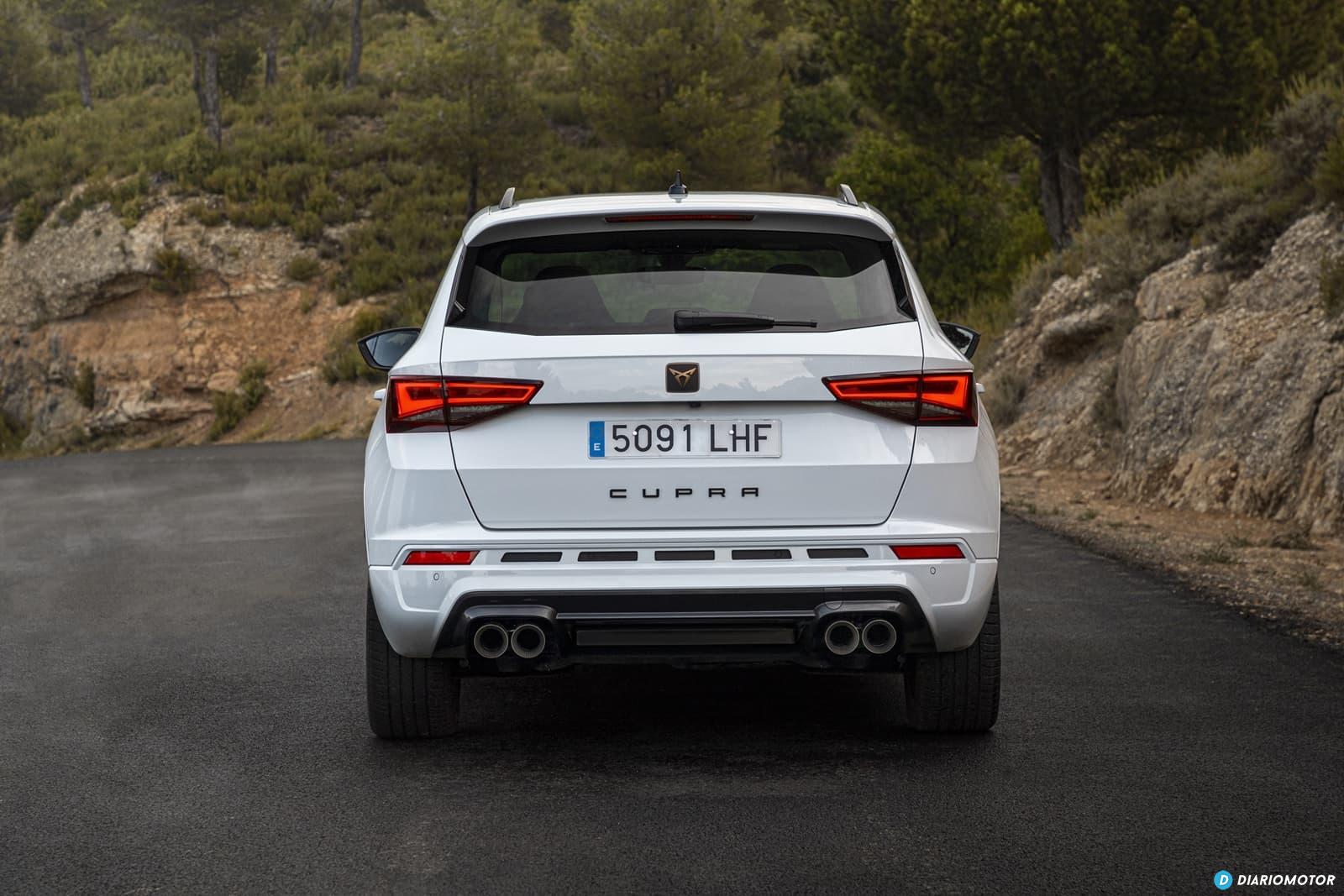 Vista trasera del CUPRA Ateca destacando su diseño deportivo y doble salida de escape.