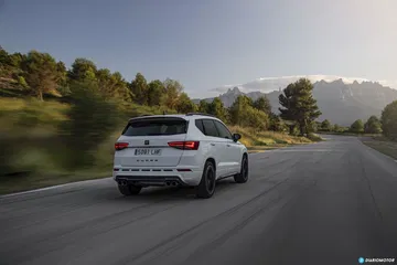 Vista dinámica del CUPRA Ateca en carretera, destacando su diseño deportivo.
