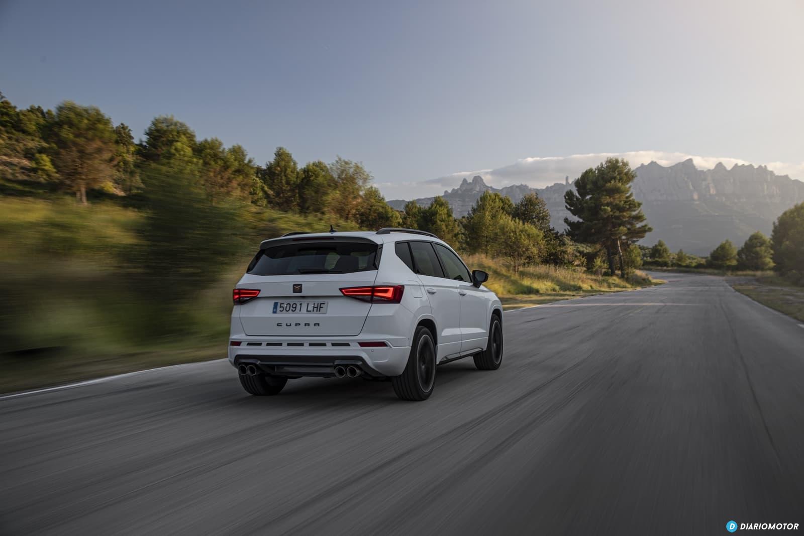 Vista dinámica del CUPRA Ateca en carretera, destacando su diseño deportivo.