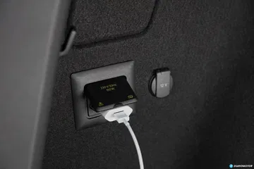 Toma USB integrada para carga de dispositivos en el CUPRA Ateca.