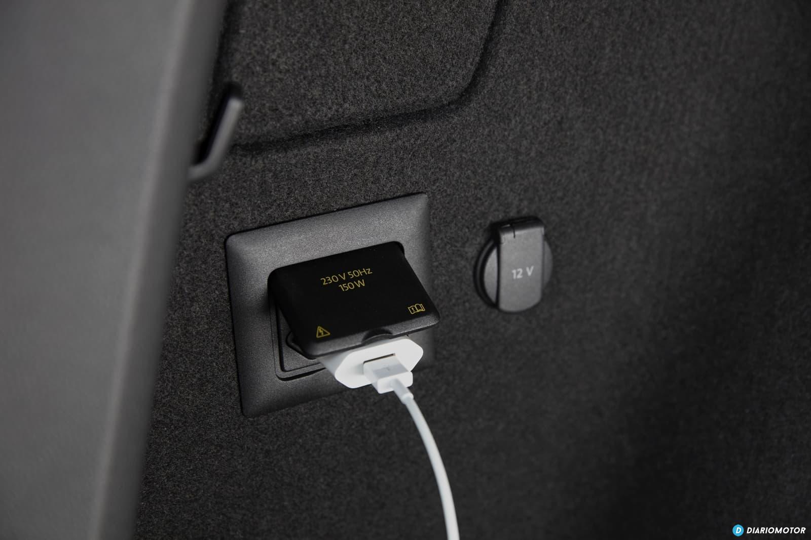 Toma USB integrada para carga de dispositivos en el CUPRA Ateca.