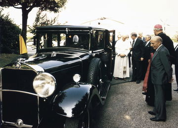 Premiere Vor 40 Jahren: „papamobil“ Auf Basis Der Mercedes Benz G Klasse Premiere 40 Years Ago: “popemobile” Based On The Mercedes Benz G Class