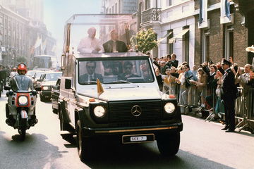 Premiere Vor 40 Jahren: „papamobil“ Auf Basis Der Mercedes Benz G Klasse Premiere 40 Years Ago: “popemobile” Based On The Mercedes Benz G Class