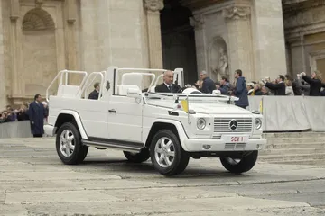 Premiere Vor 40 Jahren: „papamobil“ Auf Basis Der Mercedes Benz G Klasse Premiere 40 Years Ago: “popemobile” Based On The Mercedes Benz G Class