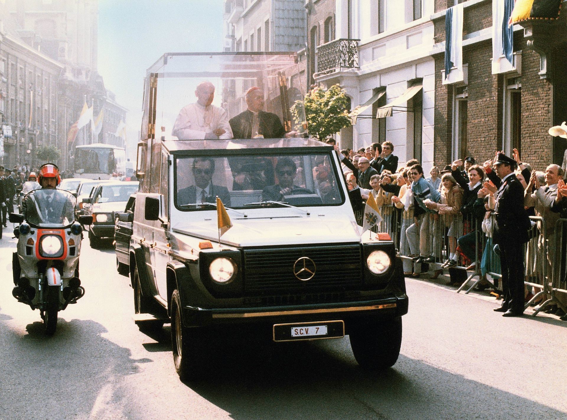 Premiere Vor 40 Jahren: „papamobil“ Auf Basis Der Mercedes Benz G Klasse Premiere 40 Years Ago: “popemobile” Based On The Mercedes Benz G Class