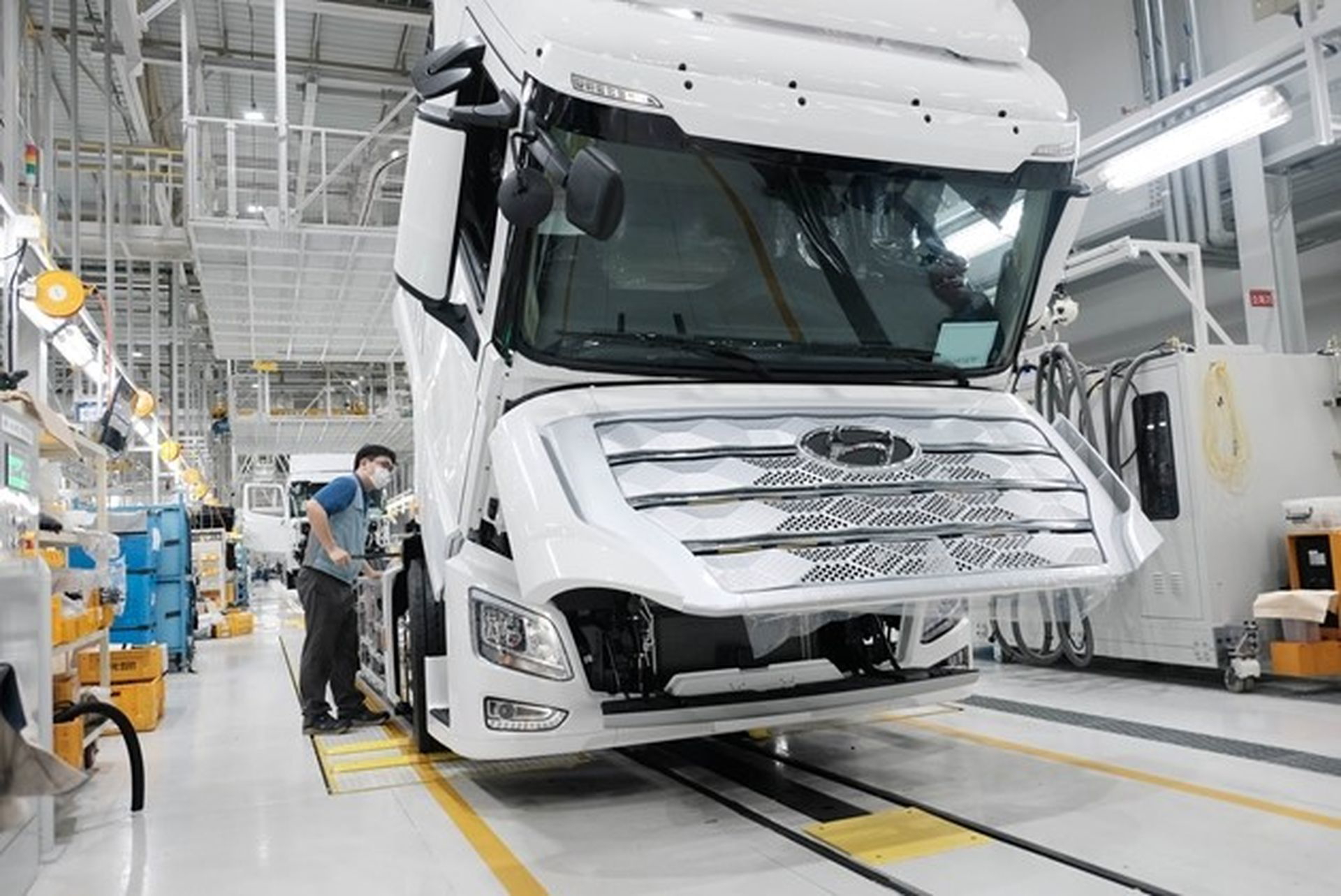 Hyundai Xcient Fuel Cell 16
