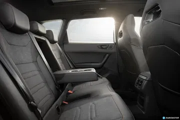 Vista de los asientos traseros y acabados de alta calidad en el CUPRA Ateca.