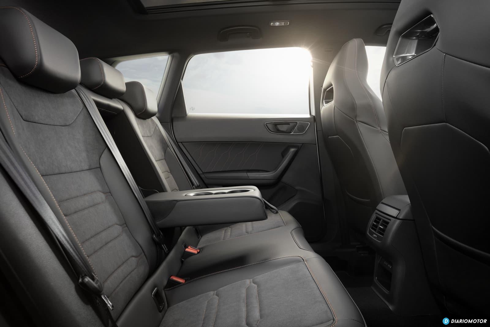 Vista de los asientos traseros y acabados de alta calidad en el CUPRA Ateca.