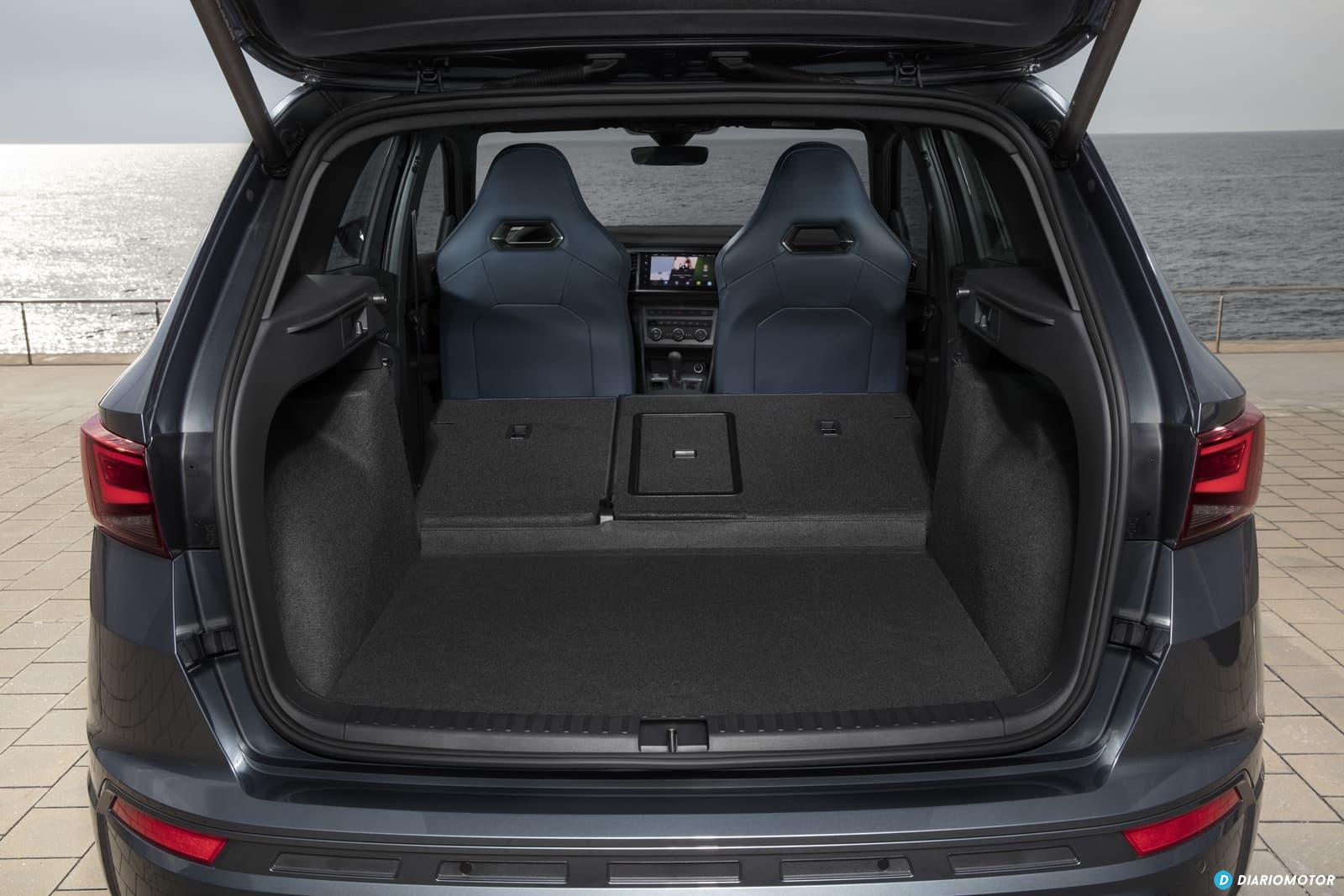 Amplio maletero del CUPRA Ateca, mostrando su capacidad y acabados.