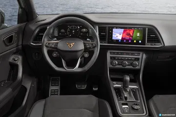 Volante multifunción y pantalla táctil del sistema de infoentretenimiento.