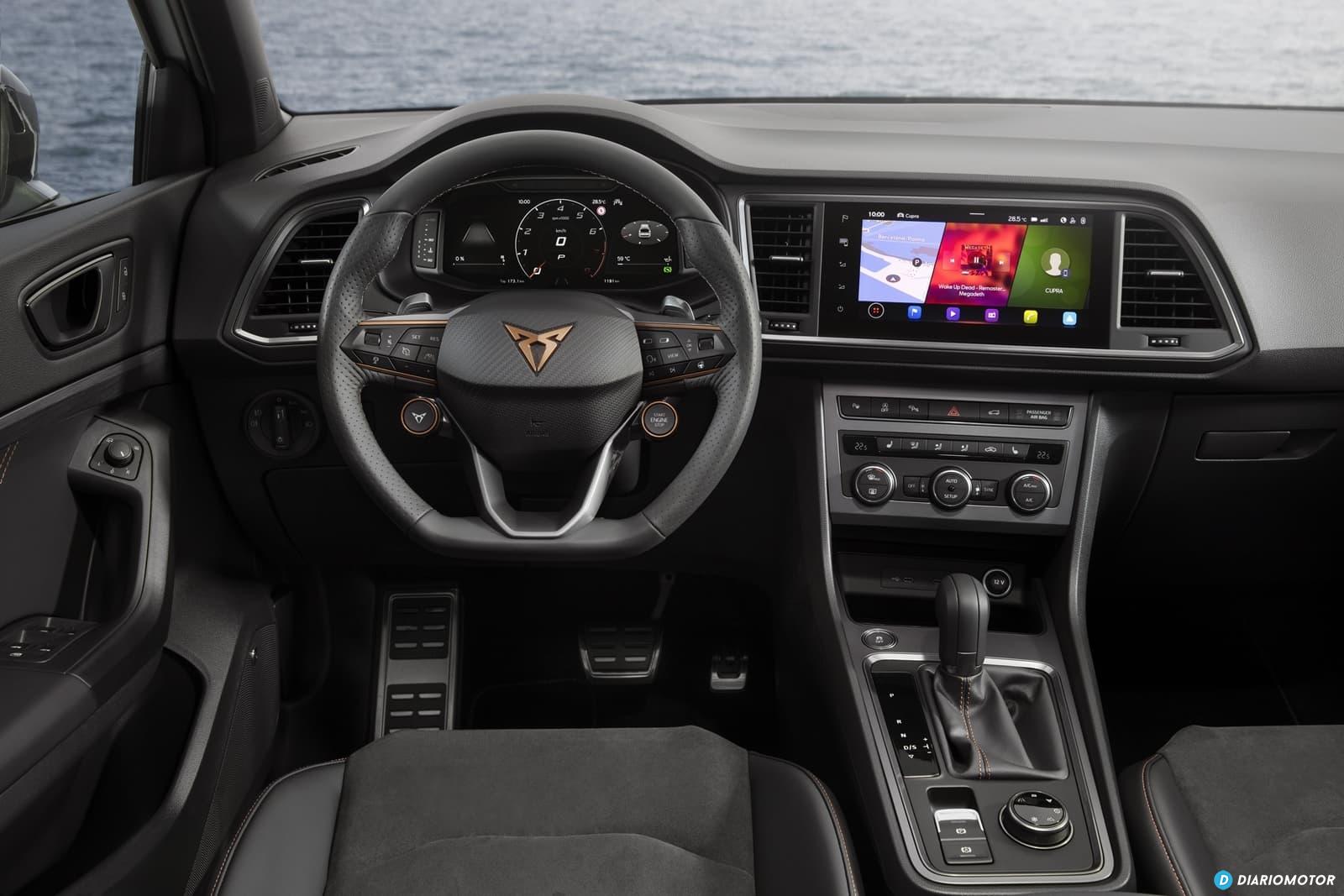 Volante multifunción y pantalla táctil del sistema de infoentretenimiento. Volante multifunción y pantalla táctil del sistema de infoentretenimiento.