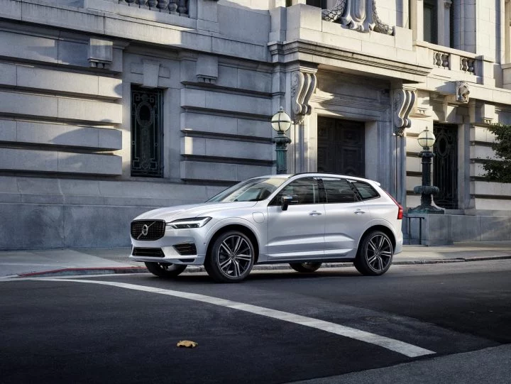 Xc60 Recharge Plug In Hybrid R Design, In Crystal White Pearl