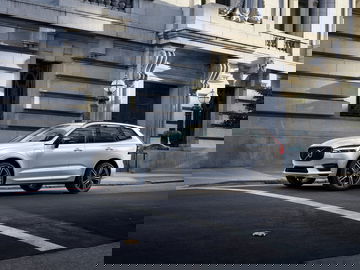 Xc60 Recharge Plug In Hybrid R Design, In Crystal White Pearl