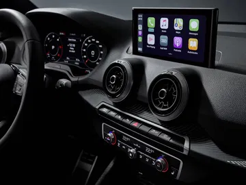 Sistema multimedia y controles centrales del Audi Q2, visión nocturna.