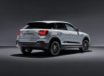 Vista trasera y lateral del Audi Q2, destacando su diseño compacto.