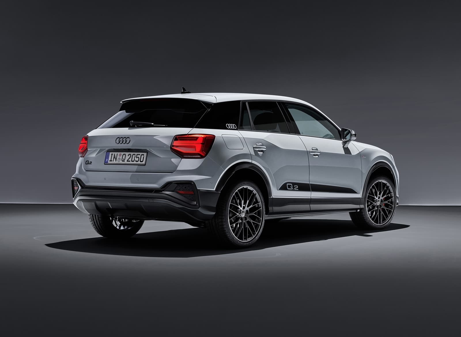 Vista trasera y lateral del Audi Q2, destacando su diseño compacto.