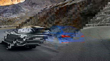 Vista trasera y lateral del Audi Q5 Sportback en movimiento.