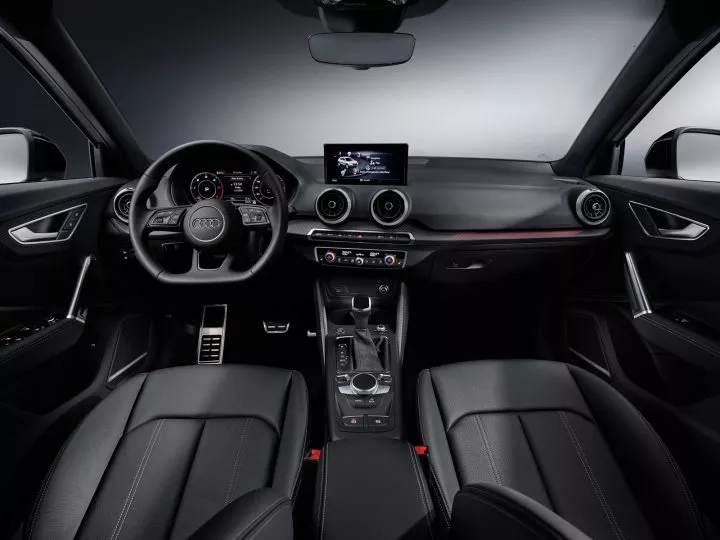 Vista de la cabina del Audi Q2 desde el asiento del conductor, diseño ergonómico.