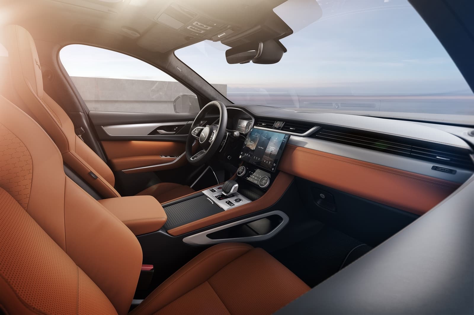 Cabina del Jaguar F-PACE con acabados premium y diseño moderno.