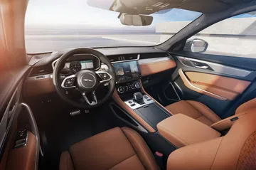 Vista delantera del habitáculo del Jaguar F-PACE, destacando su elegancia y acabados premium.