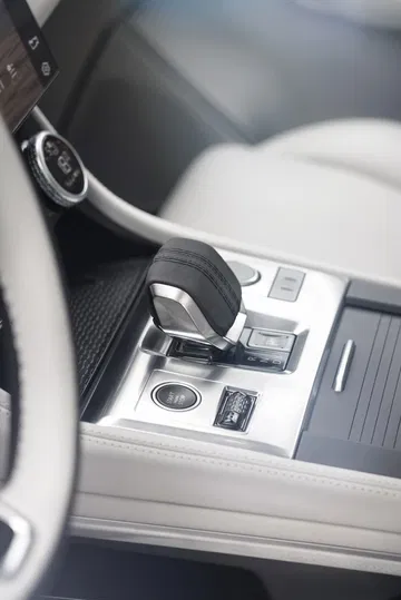 Vista de la consola central del Jaguar F-PACE con acabados de alta calidad.