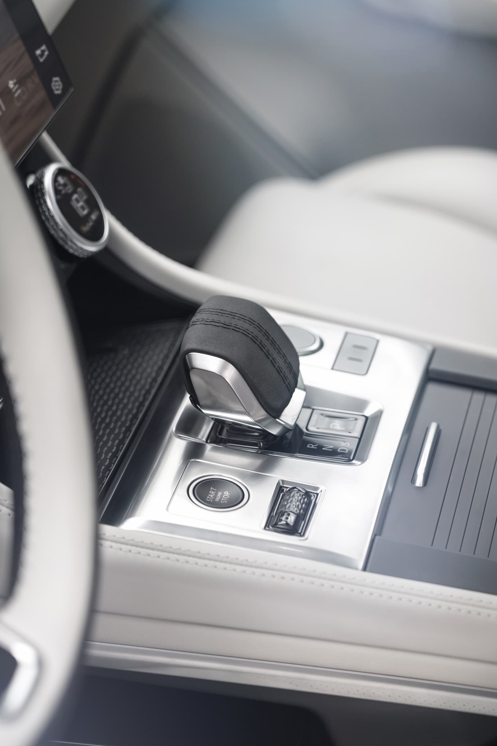 Vista de la consola central del Jaguar F-PACE con acabados de alta calidad.