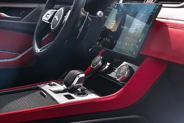 Consola central del Jaguar F-PACE destacando su diseño moderno y tecnológico