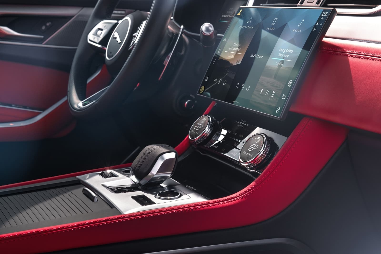 Consola central del Jaguar F-PACE destacando su diseño moderno y tecnológico