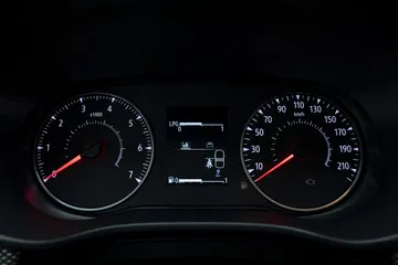 Vista del cuadro de instrumentos del Dacia Sandero, con iluminación nocturna.