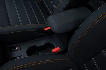 Vista parcial de los asientos del Sandero con detalle en costuras.