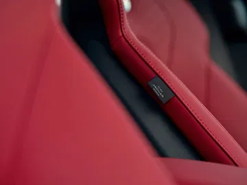 Vista cercana del detalle y acabados de los asientos del Jaguar F-PACE.