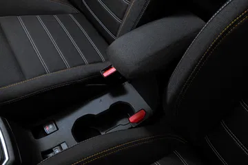 Vista cercana de los asientos del Dacia Sandero con excelente acabado.
