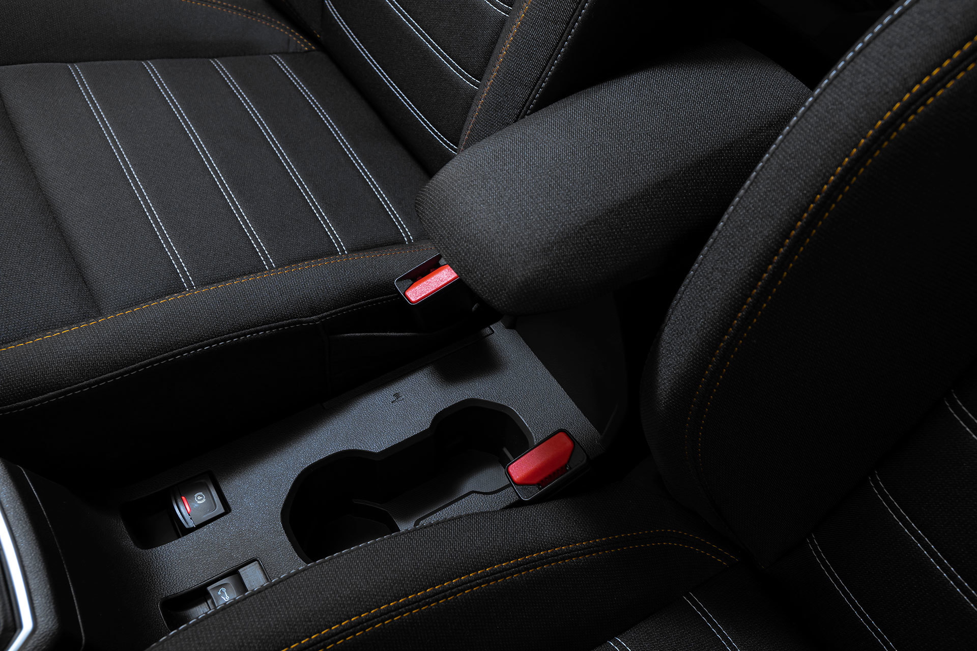 Vista cercana de los asientos del Dacia Sandero con excelente acabado.
