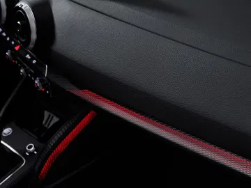 Vista parcial de la consola central del Audi Q2 con acabados en rojo.