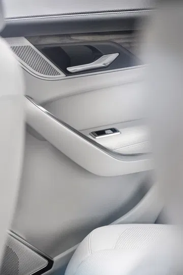 Control de ajuste de asientos del Jaguar F-PACE, acabado minimalista.