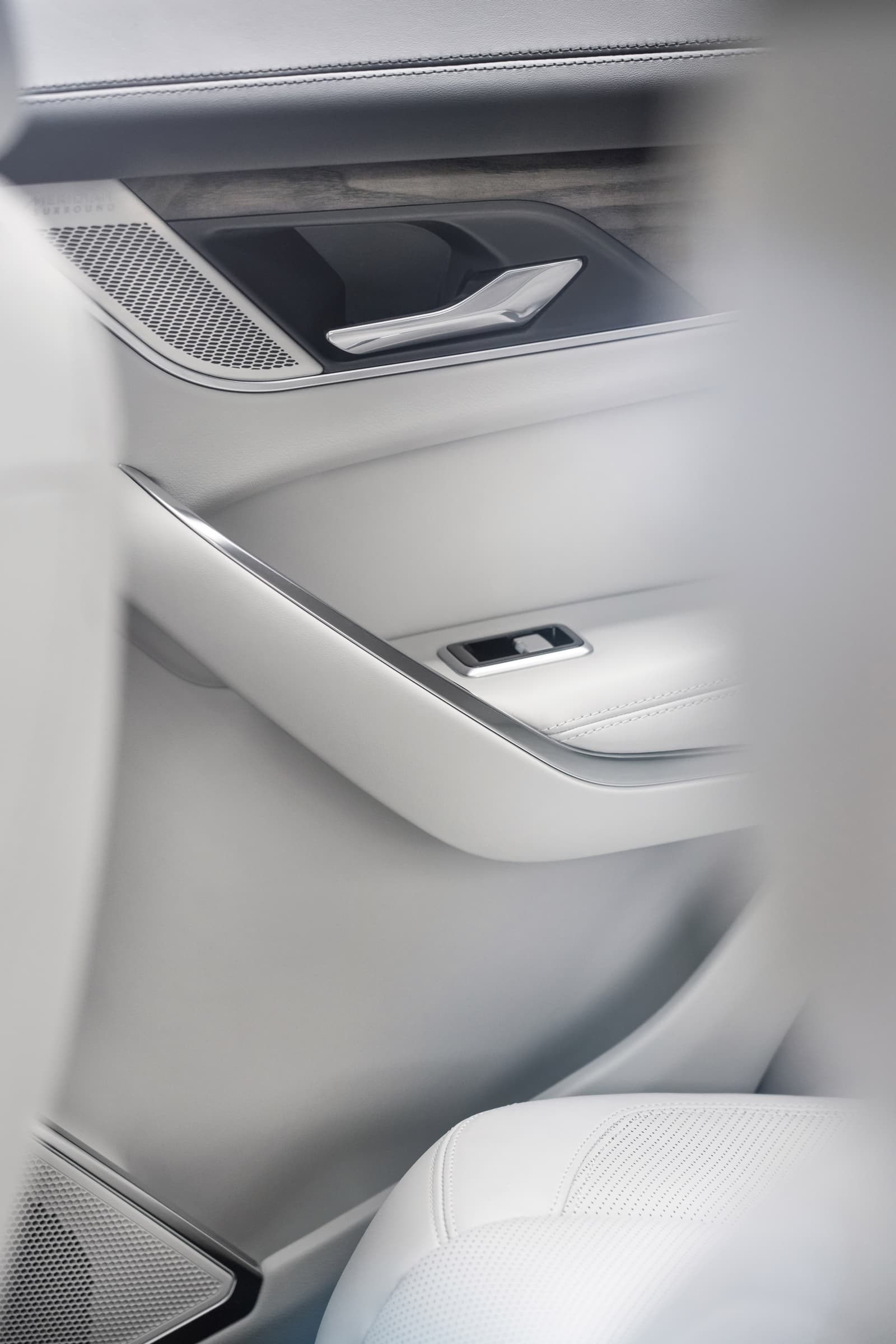 Control de ajuste de asientos del Jaguar F-PACE, acabado minimalista.