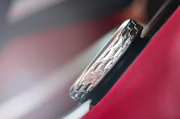 Vista en primer plano del emblema Jaguar sobre el tapiz rojo.