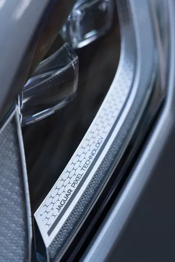 Primer plano de un acabado estilístico distintivo del Jaguar F-PACE.