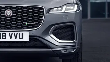 Vista cercana del diseño de la parrilla y faros del Jaguar F-PACE.