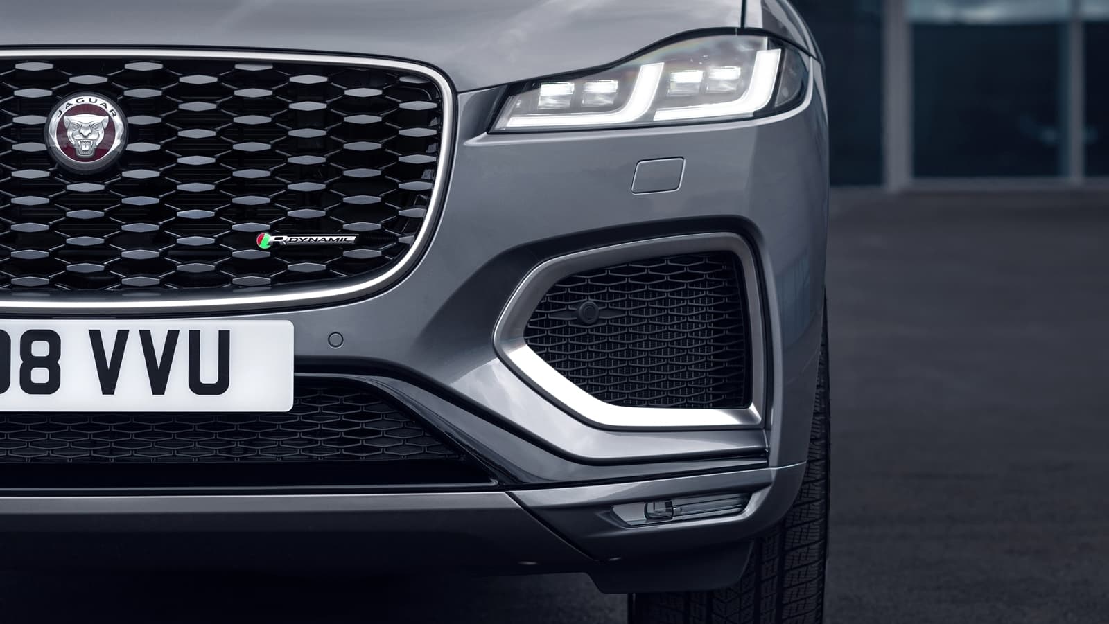 Vista cercana del diseño de la parrilla y faros del Jaguar F-PACE.