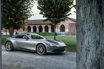 Vista del acabado en cuero rojo del interior del Ferrari Roma.